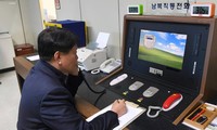 Một quan chức chính phủ Hàn Quốc liên lạc với một quan chức Triều Tiên qua đường dây nóng liên lạc chuyên dụng vào tháng 1/2018. Ảnh: Bộ Thống nhất Hàn Quốc/AP.