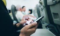 Lý do khách đi máy bay phải chuyển chế độ điện thoại, tắt khi cất - hạ cánh