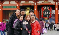 Du khách Trung Quốc thăm chùa Sensoji ở Tokyo. Ảnh: Akira Kodaka