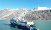 Tàu du lịch hạng sang chở hơn 200 người mắc kẹt ở Greenland
