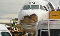 Máy bay Austrian Airlines vỡ toác đầu vì mưa đá