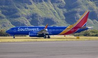 Phi công Southwest Airlines đeo mặt nạ dưỡng khí hạ cánh khẩn cấp