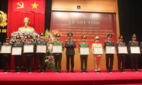 Bộ trưởng Tô Lâm tặng bằng khen cho các tập thể, cá nhân đạt thành tích xuất sắc. Ảnh: CTV
