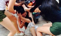 Một phụ nữ bị nhóm người đánh đập, lột quần áo tung clip lên mạng xã hội