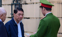 Cựu Thứ trưởng Bộ Công an Trần Việt Tân (giữa) đã thi hành án xong, không thuộc diện phạm nhân đặc xá lần này.