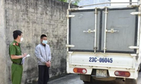 Công an Ninh Bình bắt giữ đối tượng trộm và chiếc xe tải - Ảnh: CA NB