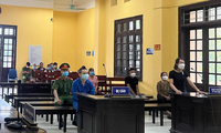Bị cáo Nguyễn Văn Chung (giữa) ra tòa lĩnh án tử hình -Ảnh: CĐ