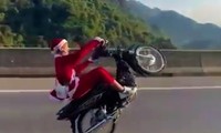 Khởi tố quái xế mặc quần áo ông già Noel bốc đầu xe máy