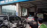 Hà Nội: Loạt trung tâm đăng kiểm đóng cửa, tài xế đổ dồn xếp hàng từ 3 giờ sáng 
