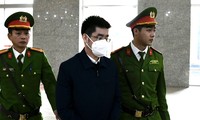 Cựu điều tra viên Hoàng Văn Hưng bị dẫn giải tới tòa dù xin xét xử vắng mặt