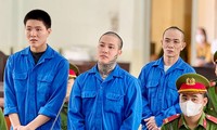 Hai người làm mang súng của chủ ra bắn thử, lộ cả &apos;kho&apos; vũ khí