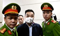 [VIDEO] Dẫn giải các ông Nguyễn Thanh Long, Chu Ngọc Anh và 36 bị cáo đại án Việt Á đến tòa