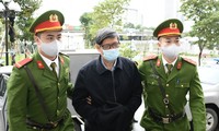 Cảnh sát dẫn giải ông Nguyễn Thanh Long và các bị cáo trong đại án Việt Á đến tòa