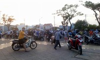 Rất đông CĐV đến SVĐ Hòa Xuân “săn” vé xem cuộc đối đầu giữa SHB Đà Nẵng và HAGL vào chiều mai 8/4. Ảnh: Trần Trí 