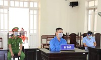 Bị cáo Hiếu nghe tòa tuyên án - ảnh Huyền Oanh