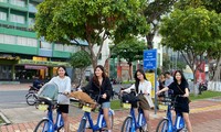 Giới trẻ Đà Nẵng hào hứng thuê xe đạp dạo quanh thành phố