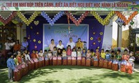 Trao quà “Cùng em đến trường” cho học sinh khó khăn miền núi Quảng Nam 