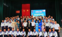 ĐH Duy Tân thăm, giao lưu, tặng quà CBCS Vùng 4 Hải quân