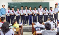 Tặng sách về Hoàng Sa cho học sinh Đà Nẵng