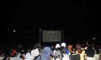 Khán giả Đà Nẵng ngồi đất xem phim bãi 