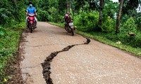 Lo mưa và nứt đường ở Làng Nủ 