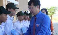 Anh Lê Quốc Phong dự khai giảng, trao tặng công trình thanh niên