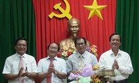 Ông Phan Văn Hiếu - thứ 2 bên phải qua - thời điểm nhận chức Phó Bí thư huyện ủy
