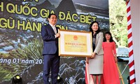 Ông Huỳnh Đức Thơ, Chủ tịch UBND thành phố Đà Nẵng đón nhận Bằng xếp hạng di tích quốc gia đặc biệt Ngũ Hành Sơn - Ảnh: Khôi Nam