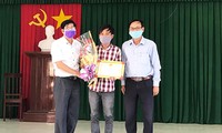 Lãnh đạo UBND xã Đức Nhuận trao tặng giấy khen cho anh Lư Ngọc Duy (giữa)- ảnh CTV