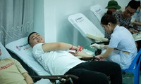 Hào hứng trao tặng những giọt máu hồng - ảnh Phan Minh Quang 