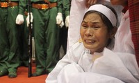 Nhói lòng cảnh thân nhân 22 chiến sĩ hy sinh ở Quảng Trị gọi tên con trong nước mắt