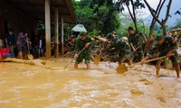 Sau bão lũ, một xã ở Quảng Trị ngập trong lớp bùn dày gần 1 mét