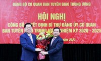 Đồng chí Nguyễn Trọng Nghĩa, Bí thư Trung ương Đảng, Trưởng ban Tuyên giáo Trung ương chúc mừng đồng chí Lại Xuân Môn.