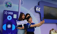 Giới trẻ thích thú với trải nghiệm mở thẻ siêu tốc của MB Bank tại Ngày Thẻ Việt Nam lần 2