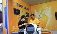 Robot Nam Á Bank khiến sinh viên xếp hàng xuyên trưa để thử nghiệm tại Ngày Thẻ Việt Nam