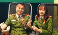 Vợ chồng chiến sĩ công an cùng đi hiến máu