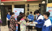 Các tình nguyện viên phát khẩu trang, nước sát khuẩn cho nhân dân Thủ đô