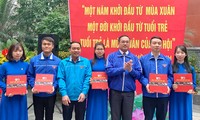 Anh Nguyễn Ngọc Việt, Bí thư Thành Đoàn Hà Nội tặng sách cho ĐVTN tại khu Di tích 90 Thợ Nhuộm