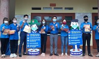 Bạn trẻ Thái Nguyên đến từng hộ dân hỗ trợ khai báo y tế. 