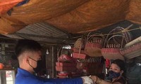 "Đội shipper áo xanh" đi chợ mua đồ giúp người dân. 