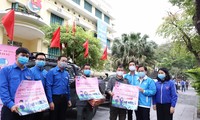 Anh Nguyễn Anh Tuấn, Bí thư thường trực T.Ư Đoàn trao biển hiệu gắn trên các chuyến xe chở suất ăn miễn phí tiếp sức sinh viên, công nhân và người gặp khó khăn vì dịch COVID -19 ở Hà Nội. 