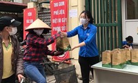 Bạn trẻ Thủ đô Hà Nội tặng các phần ăn miễn phí cho người lao động nghèo trong dịch COVID -19