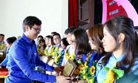 anh Bùi Quang Huy, Bí thư T.Ư Đoàn, Chủ tịch T.Ư Hội SVVN trao tặng phần thưởng cho các đảng viên trẻ tiêu biểu làm theo lời Bác năm 2020. Ảnh: Bảo Anh