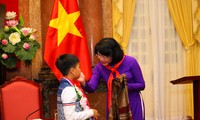 Phó Chủ tịch nước Đặng Thị Ngọc Thịnh tặng quà đại biểu Cháu ngoan Bác Hồ tỉnh Nghệ An.