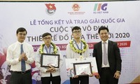 2 trong 3 quán quân Quốc gia Cuộc thi Vô địch Thiết kế Đồ họa thế giới 2020 được BTC trao thưởng để đại diện cho Việt Nam tranh tài tại đấu trường Quốc tế, tổ chức tại Mỹ, Năm 2021. Ảnh: Lâm Đăng Hải