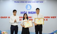 Anh Bùi Quang Huy, Bí thư T.Ư Đoàn, Chủ tịch T.Ư Hội SVVN trao tặng giải thưởng 9/1 từ các mô hình tiêu biểu nhất của Hội sinh viên các cấp năm học 2019-2020. Ảnh: Dương Triều