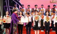 Chủ tịch Quốc hội Nguyễn Thị Kim Ngân trao tặng Bằng khen cho đại biểu thiếu nhi tham dự Đại hội cháu ngoan Bác Hồ toàn quốc lần thứ IX, năm 2020.