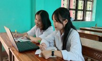 Học sinh trường THPT Cửa Tùng (huyện Vĩnh Linh, Quảng Trị) hào hứng học bản mềm Atlat Lịch sử 12 của thầy giáo Phan Khánh Hội. 