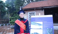 Sinh viên Phạm Duy Tân, trường ĐH Kiến trúc TPHCM bên canh đồ án tốt nghiệp xuất sắc giành giải Nhất giải thưởng Loa Thành năm 2020. Ảnh: Lâm Đăng Hải