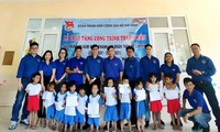 Nhóm Giải thưởng Lý Tự Trọng 2018 trao tặng các món quà ý nghĩa cho các em học sinh mầm non vùng biên tại điểm trường Húc Palu thuộc trường tiểu học A Túc, xã Lìa (huyện Hướng Hóa, tỉnh Quảng Trị).
